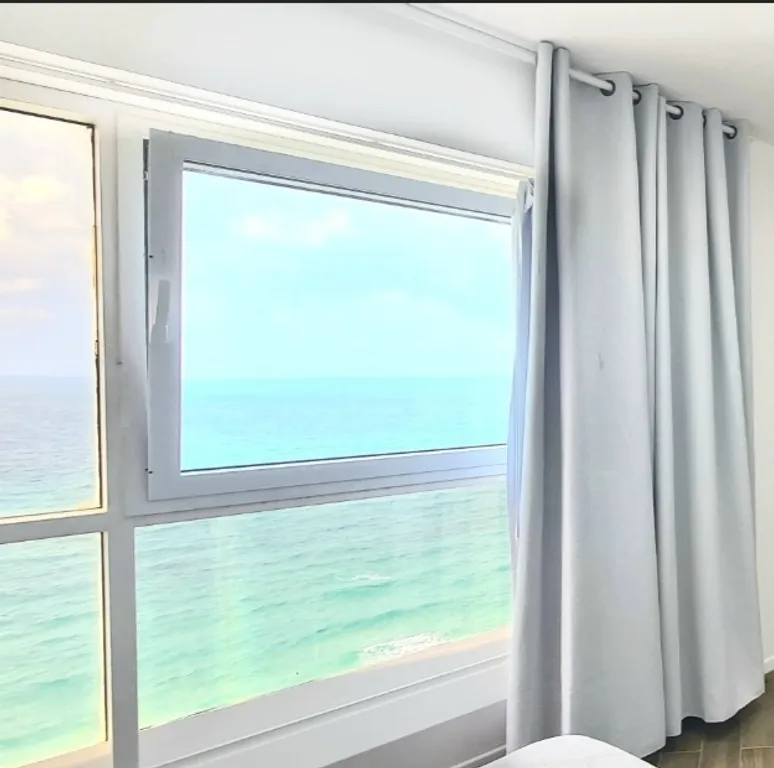 Апартаменты с панорамным видом на море и балконом