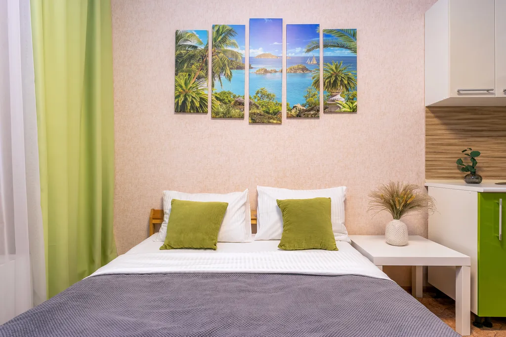 Яркая студия у озера