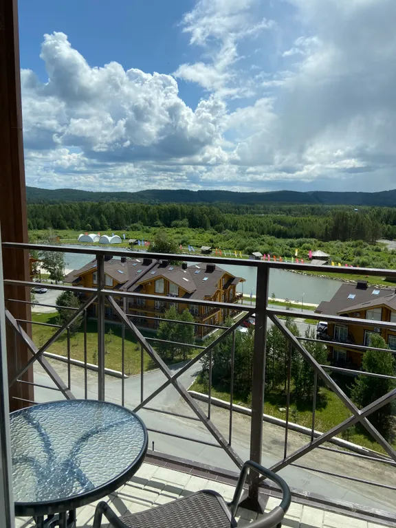 Апартамент на горнолыжном курорте Солнечная Долина с видом на озеро