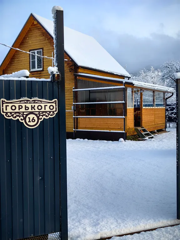 Уютный деревянный домик с видом на реку