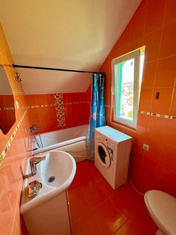 Дом у моря с видом на закат