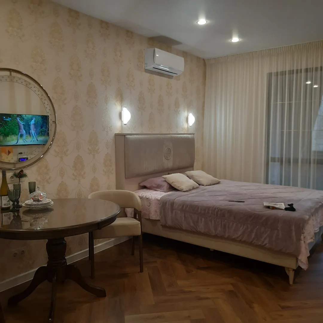 Три сценария освещения: бра и потолочное.