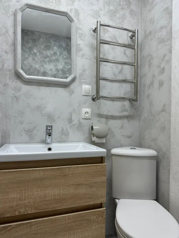 Дизайнерская евродвушка с ванной в тихом районе