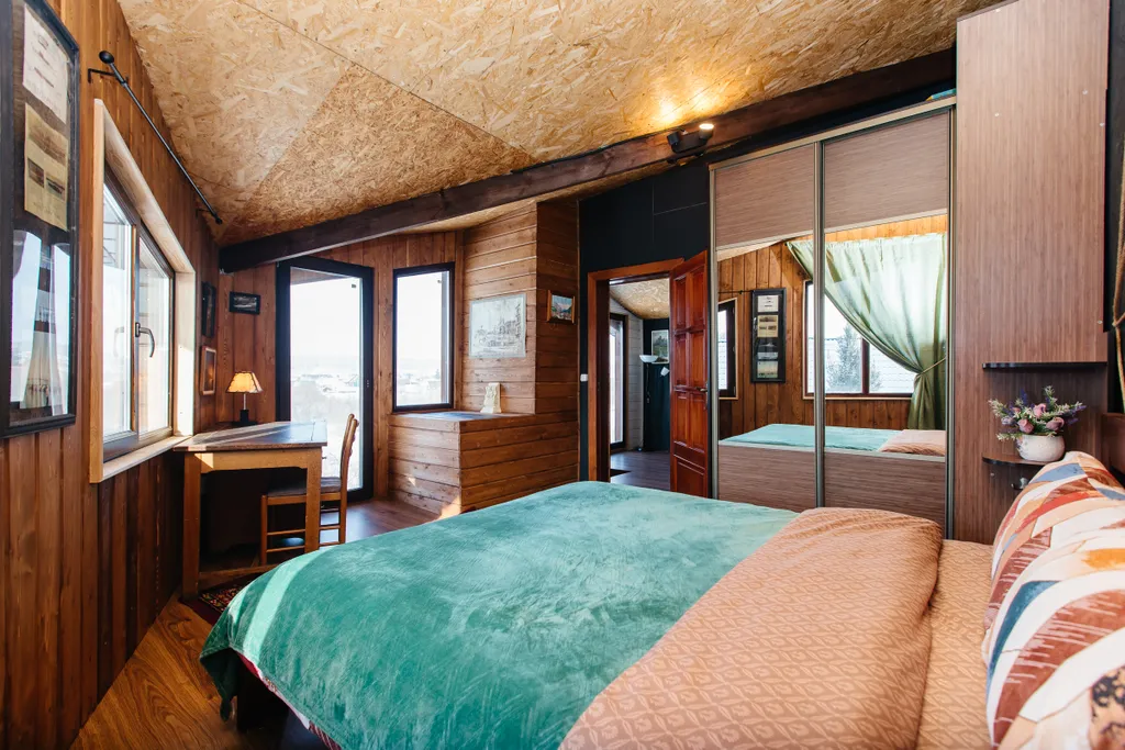 Дом с кораблем на берегу реки