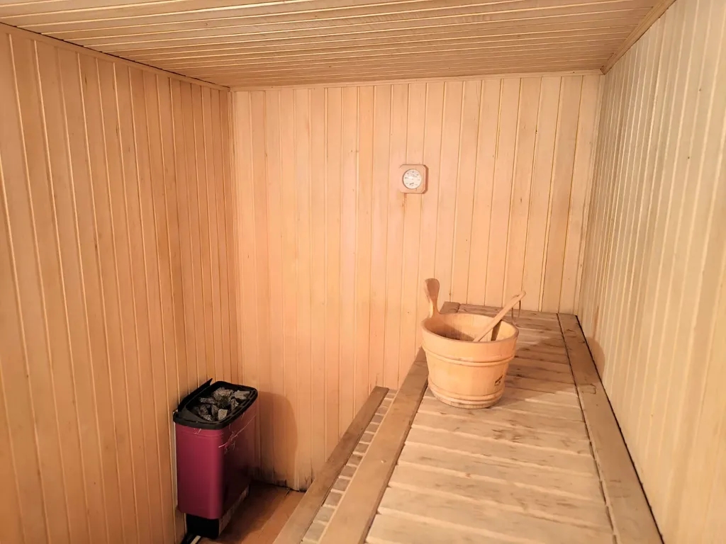 Уютный дом с бассейном, сауной и камином