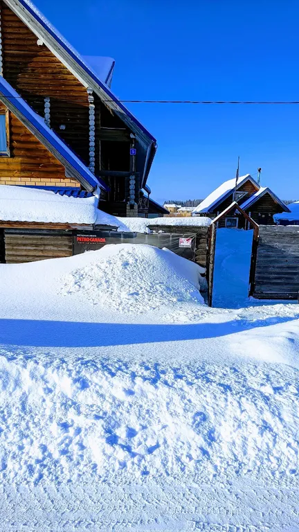 Уютный деревянный домик на берегу пруда с баней