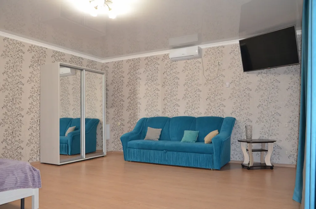 Пол дома с отдельным входом и двором