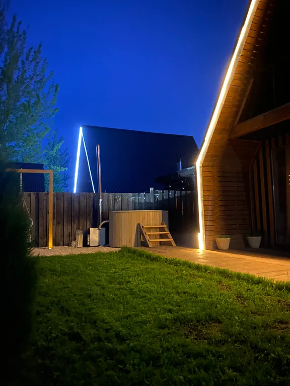 Дом на озере с бассейном