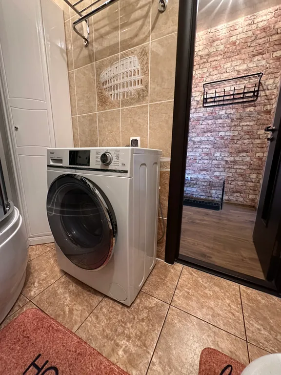 Центр всего города, возле центра умничка, красивый вид из окна