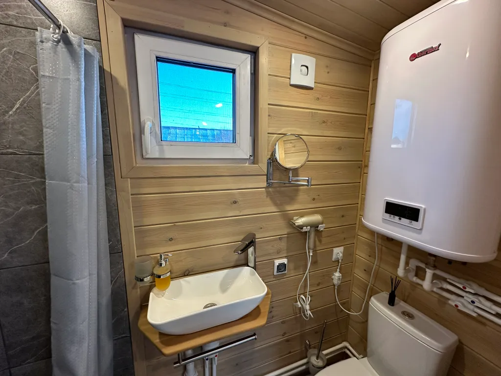 Современный дом на самом берегу реки