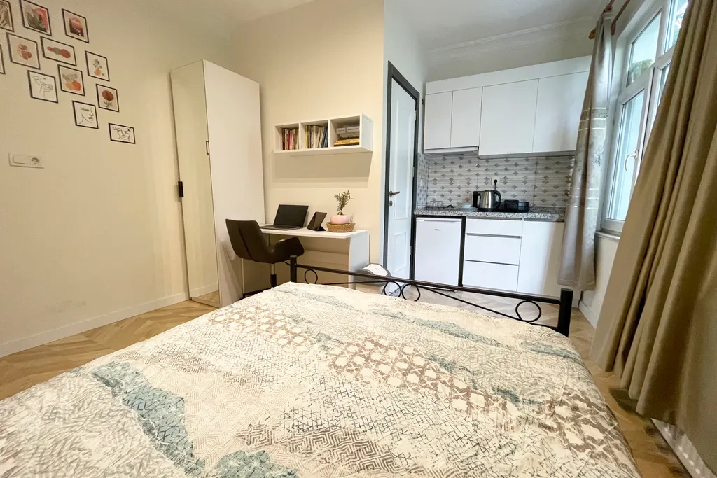 2br and 2bath balcony 8 min to metro