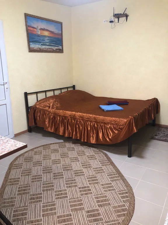 Двухкомнатная квартира со своей собственной ванной комнатой и кухней