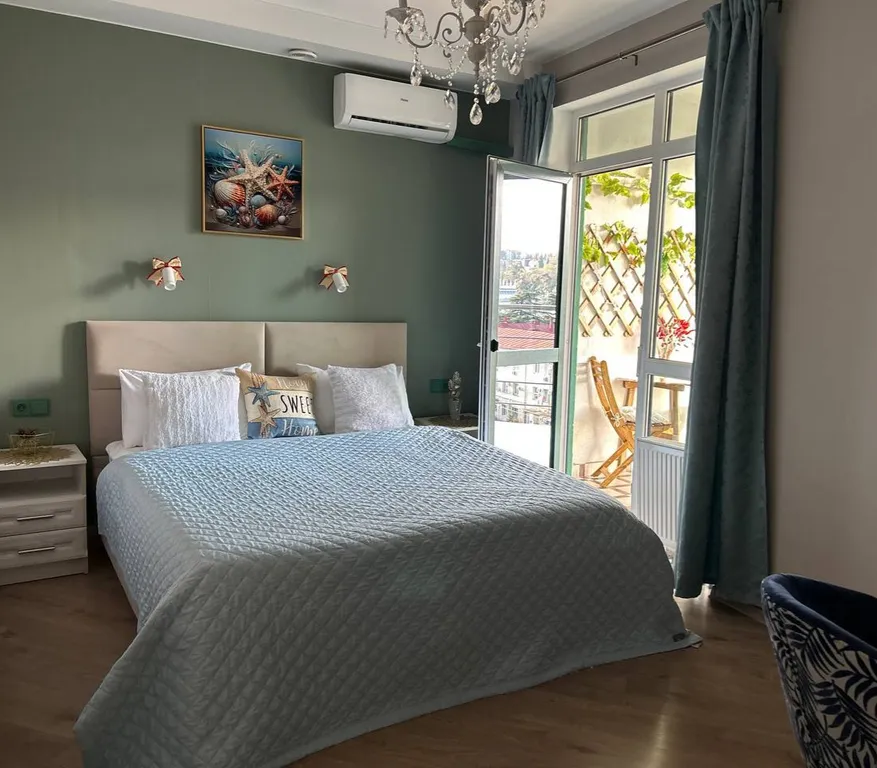 Евроквартира с большой открытой лоджией — аренда посуточно в Сочи