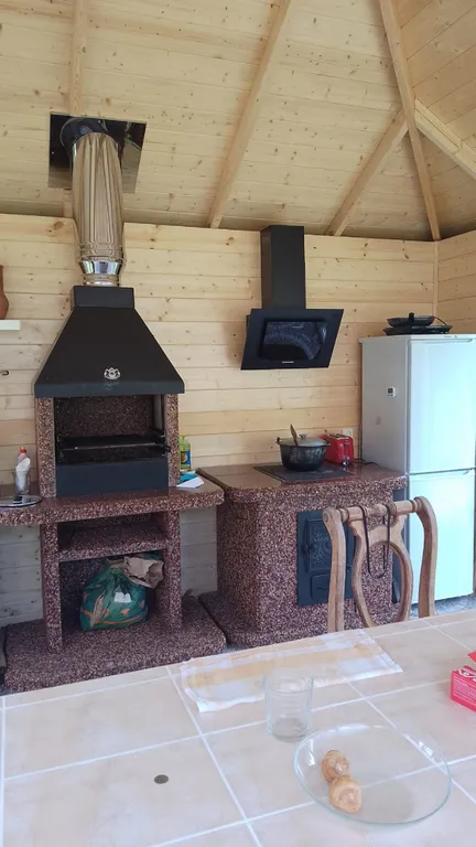 Дом у пруда в окружении гор