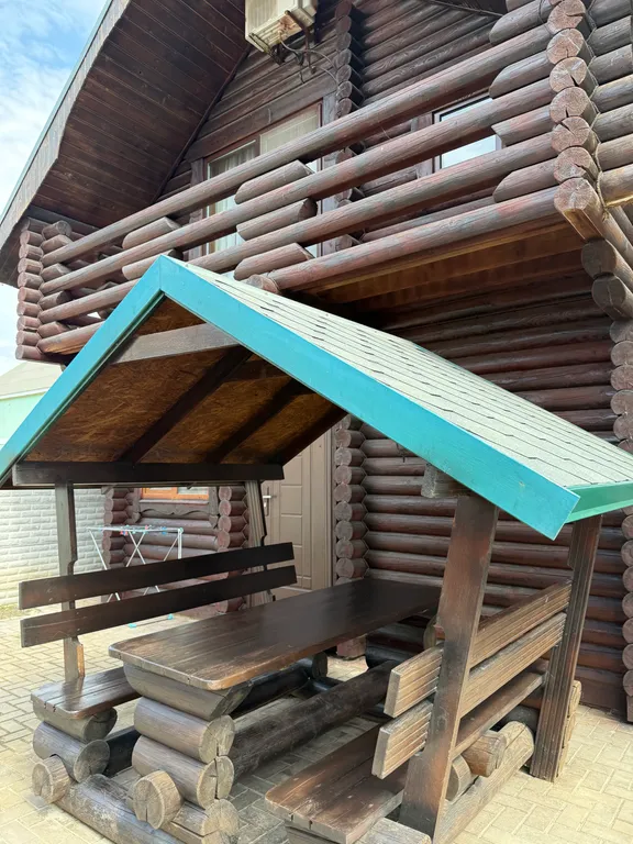 Деревянный домик возле моря