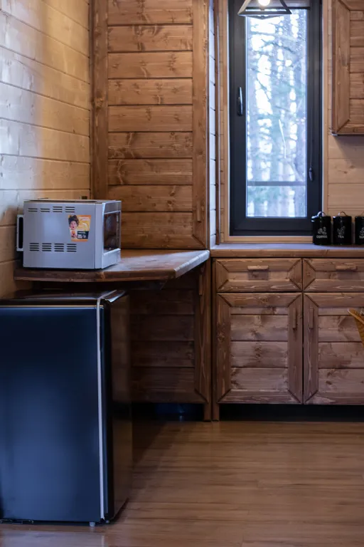 Горный домик с видом на горы и реку