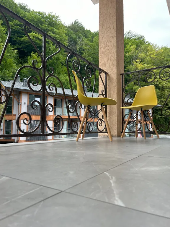 Стильный номер с балконом и кухонной зоной