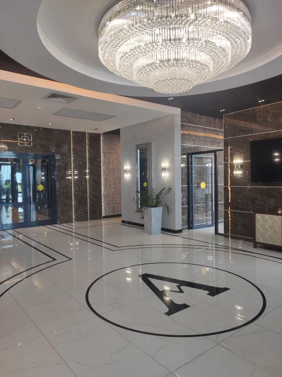 Апартаменты с видом на море, в элитном небоскрёбе, в центре города