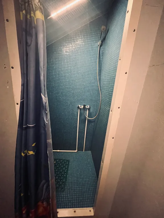 Комната с тремя кроватями и софой