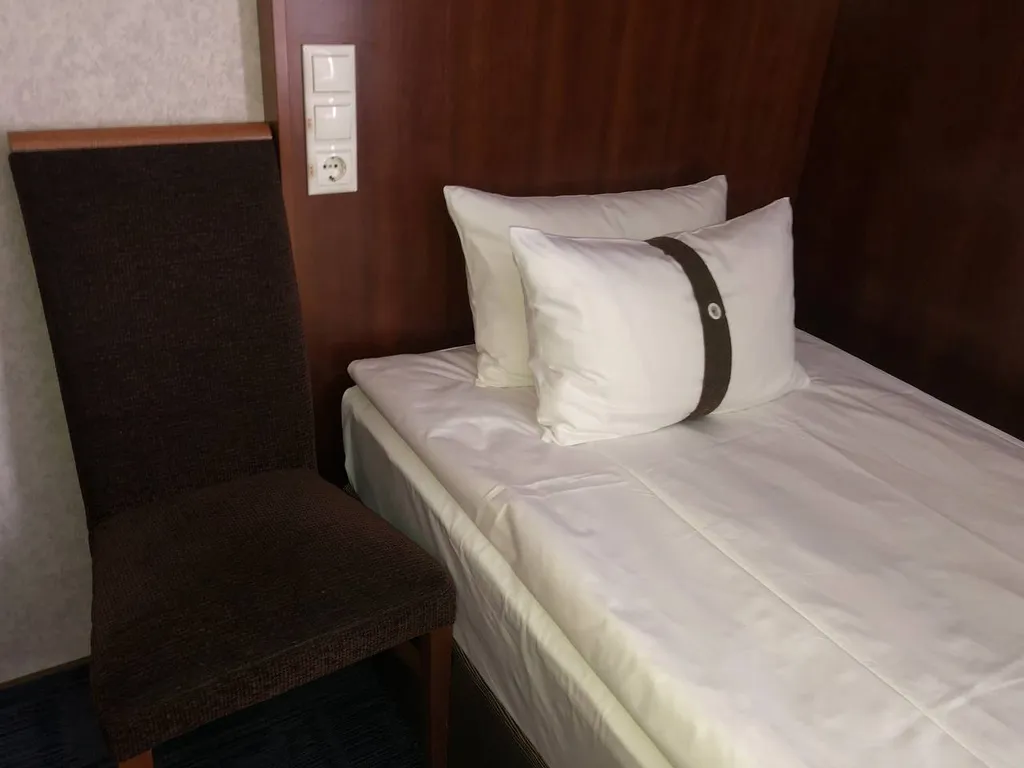 Уютный стандарт с видом на монастырь, Колокола