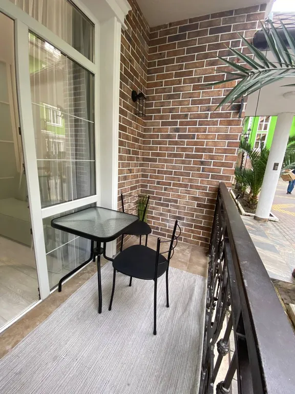 Евротрехкомнатный апартамент с балконом на первой линии