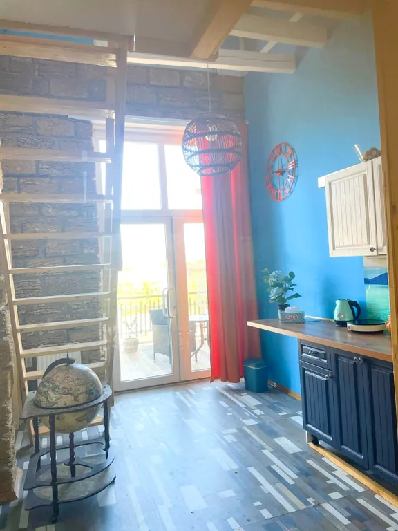 Дом с подогреваем бассейном, зоной отдыха в самом центре Новороссийска