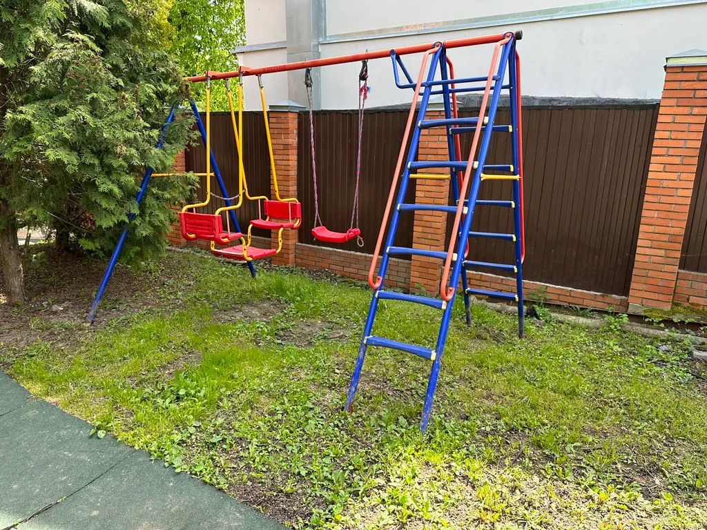 Дом в центре города с бассейном и баней