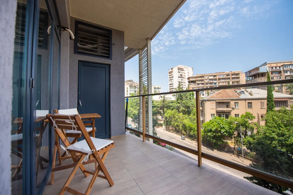 Светлая квартира с видом на город и Мтацминду