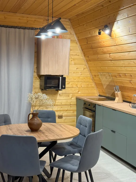 А-фрейм шалаш у леса