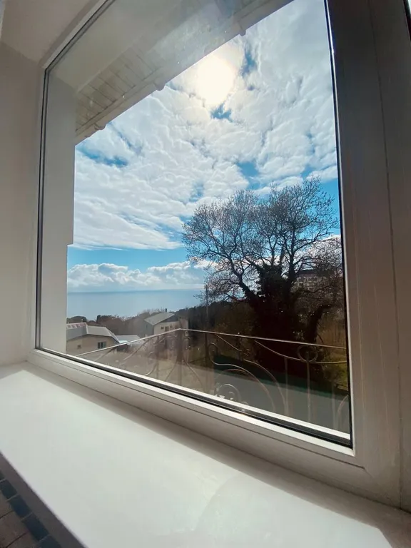 Комнаты с видом на море и горы