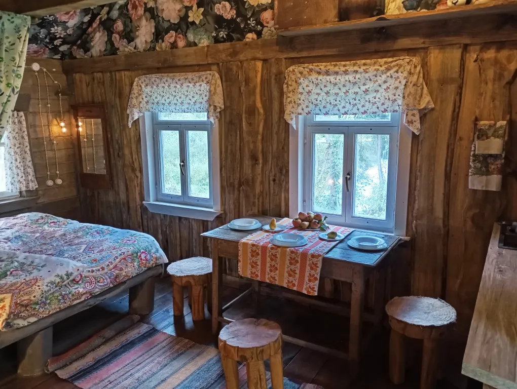 Изба с уютом детства, деревенский дом с баней и русским бытом