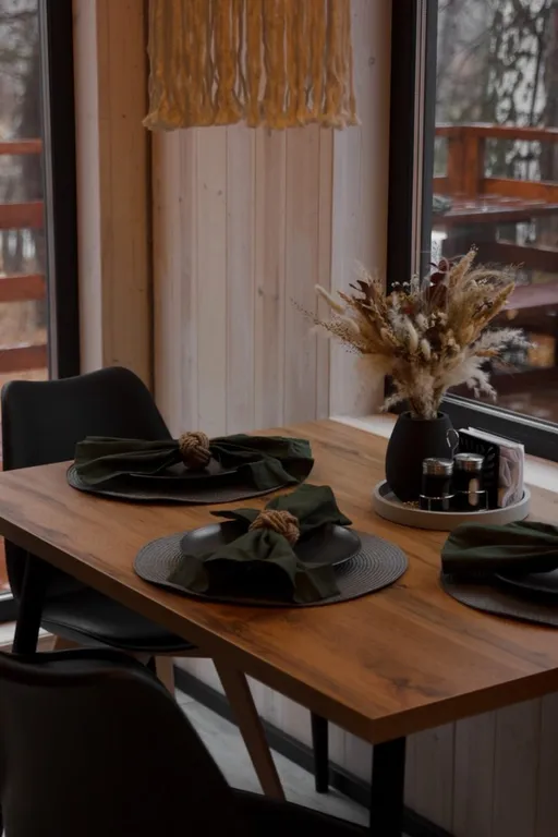 Уютный домик на берегу реки