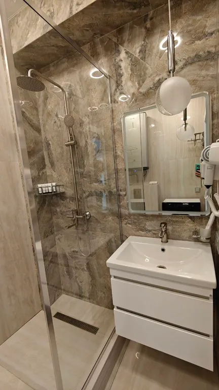 Новые уютные просторные апартаменты с открытым балконом возле моря