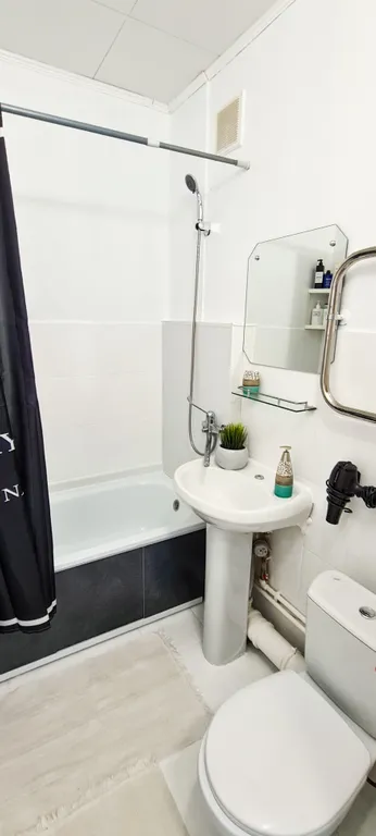 Квартира с большой кроватью, балконом и оплаченными кинотеатрами