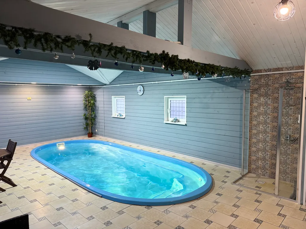 Загородный домик с бассейном и сауной