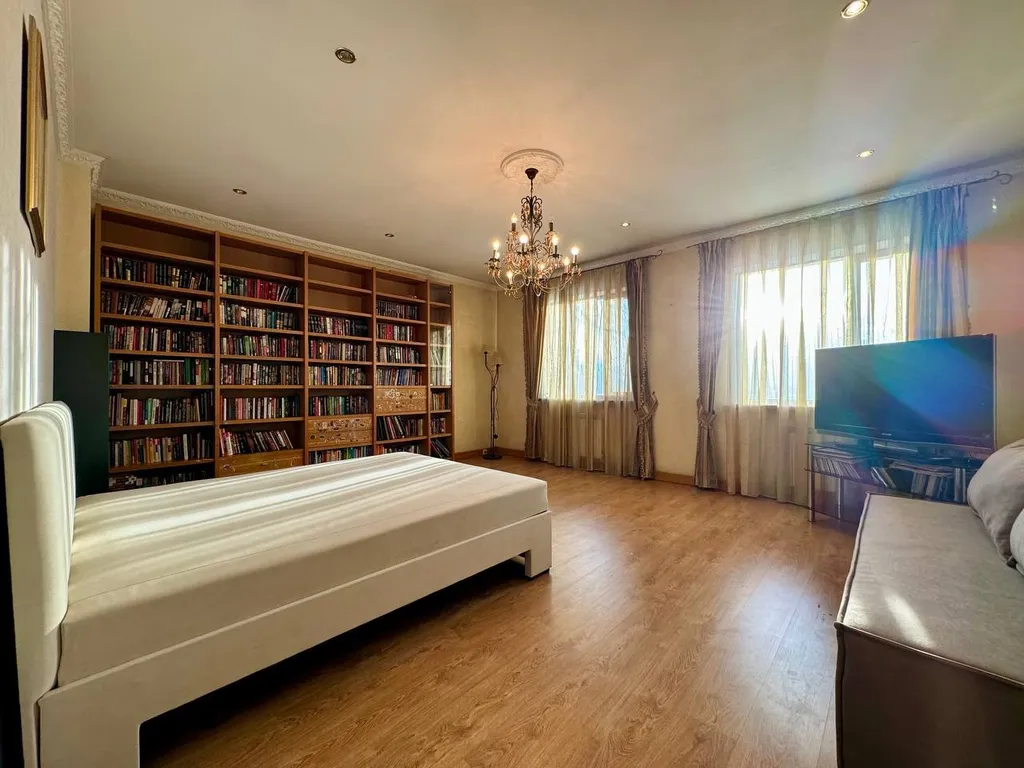 Дом с сауной и бассейном в черте города