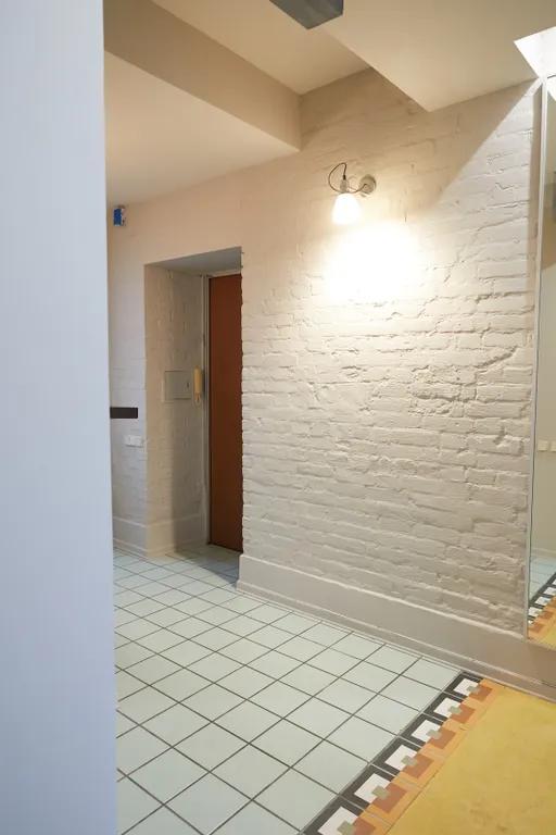 Дом на набережной с видом на Кремль и высокий потолок