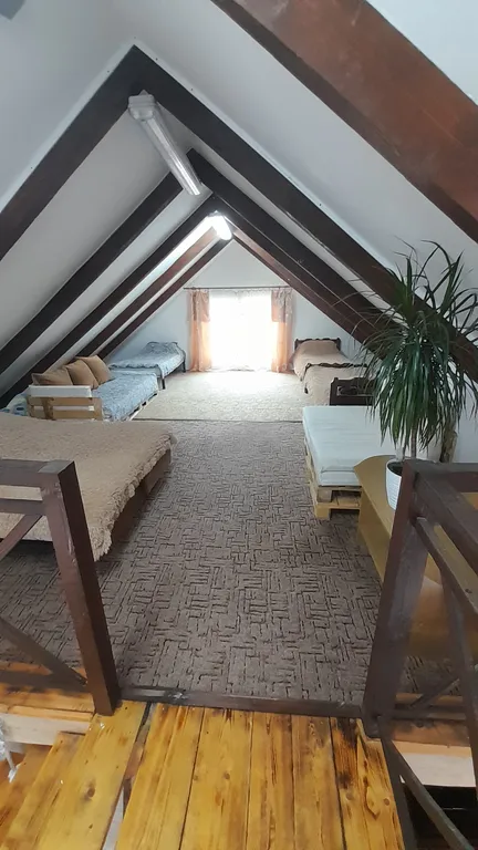 Домик у дуба