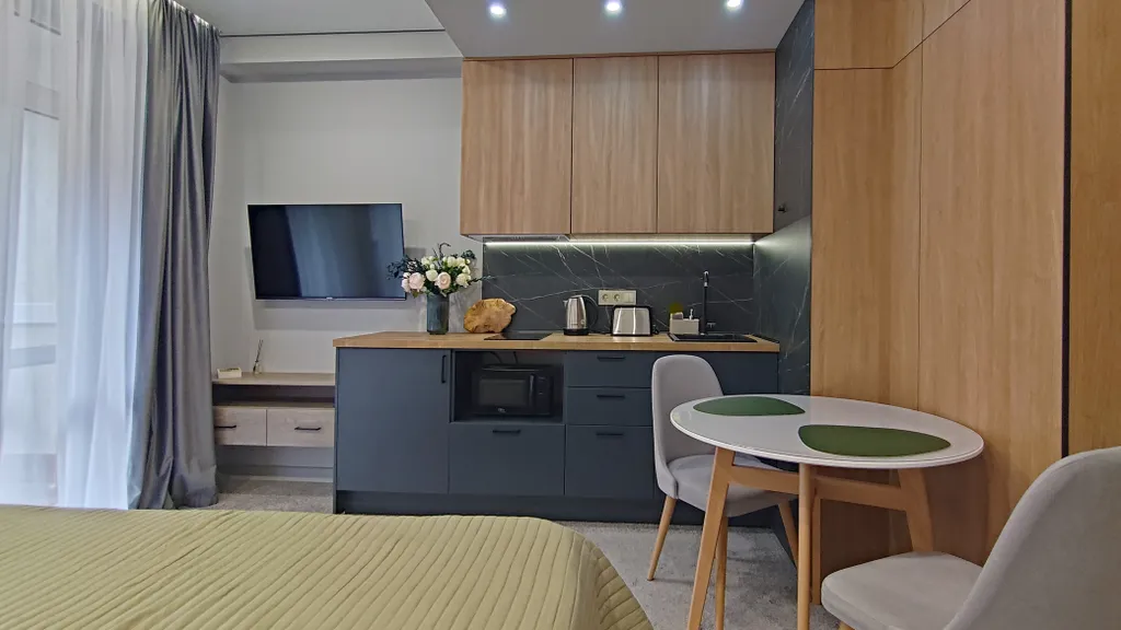 Студия с балконом вблизи гор