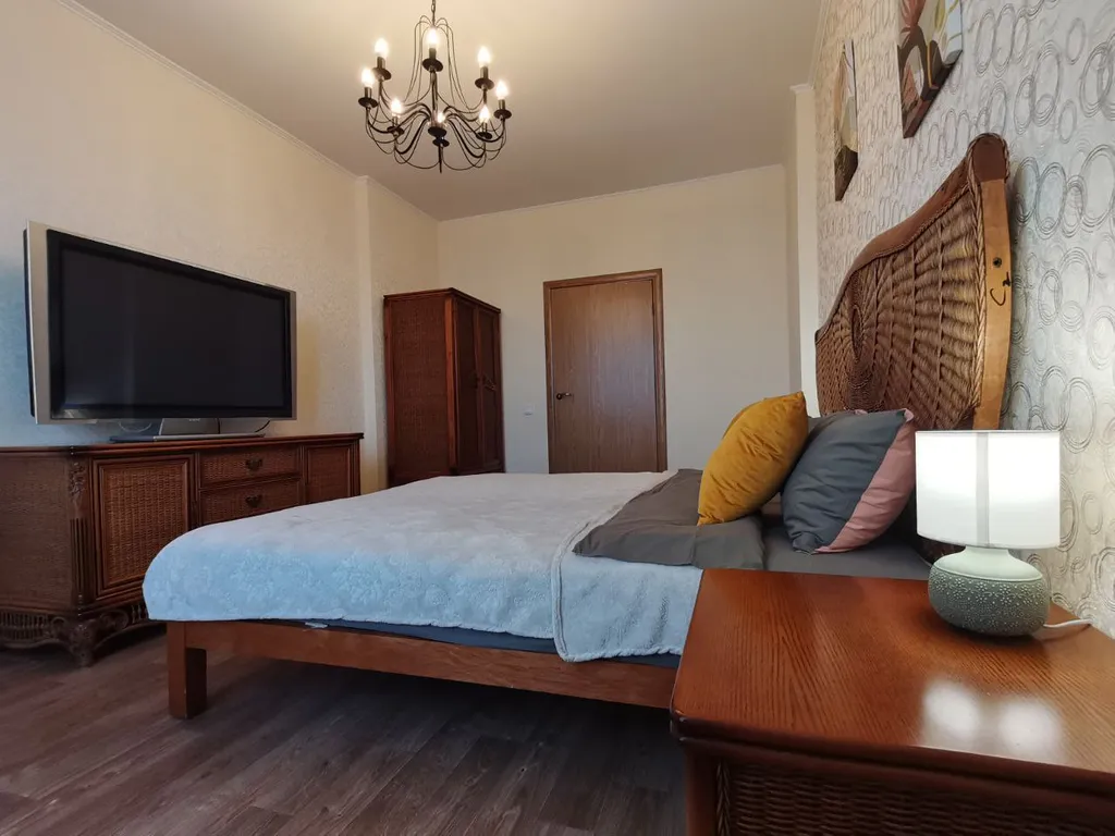 Большая двухкомнатная квартира с панорамным балконом