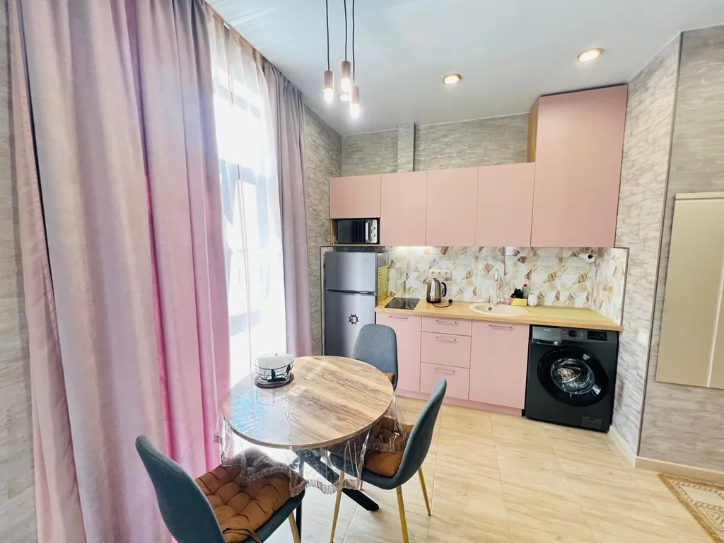 Студия с балконом и бассейном на территории