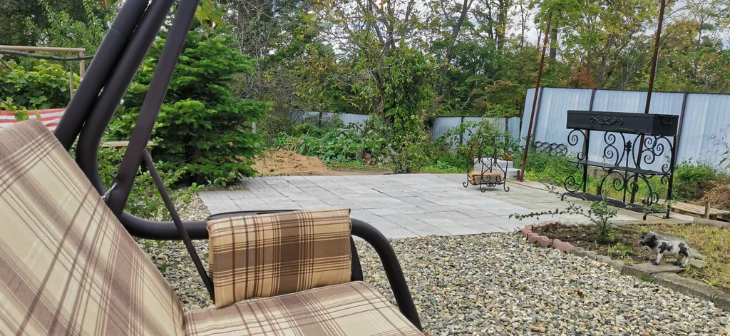 Уютный загородный дом с красивой благоустроенной территорией.