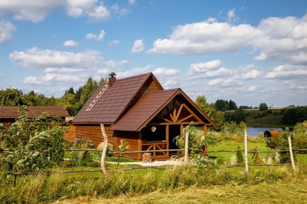 Милый домик в деревне, с видом на озеро