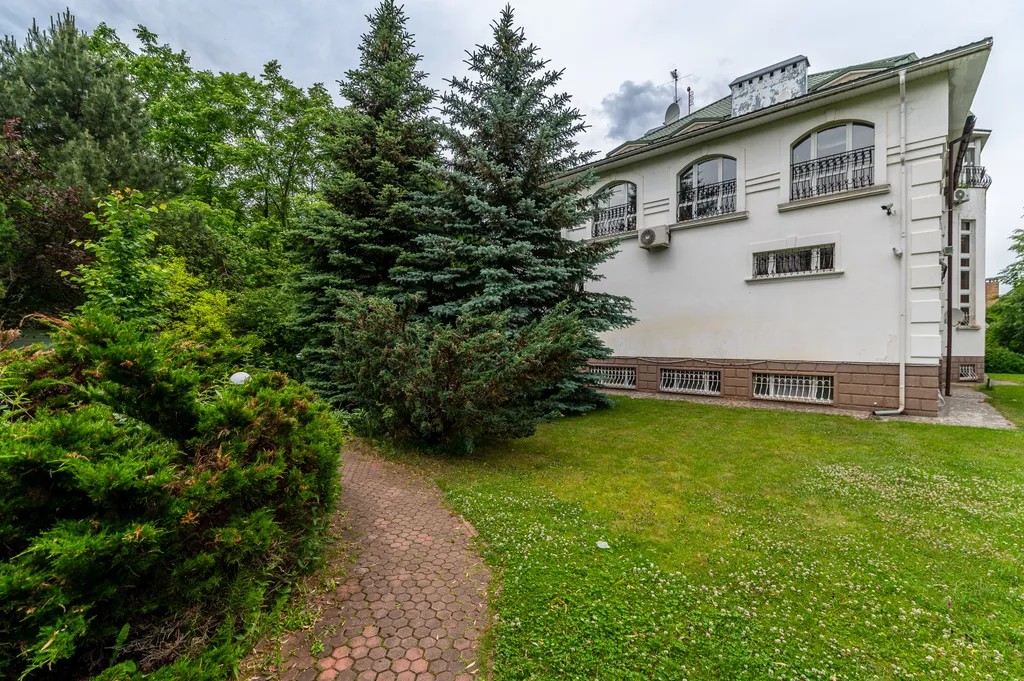 Коттедж с бассейном и сауной в Красногорске