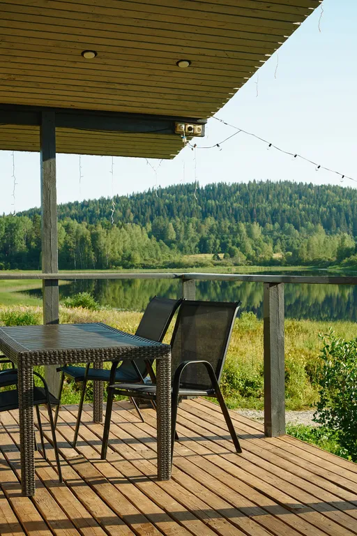 Уютный домик на берегу озера