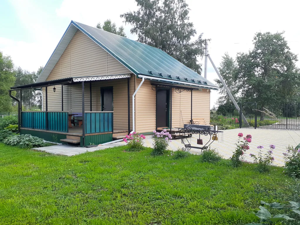 Уютный домик в деревне с верандой