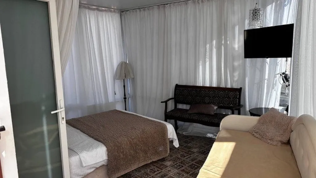 Уютная студия с панорамными окнами через забор с Ханским дворцом