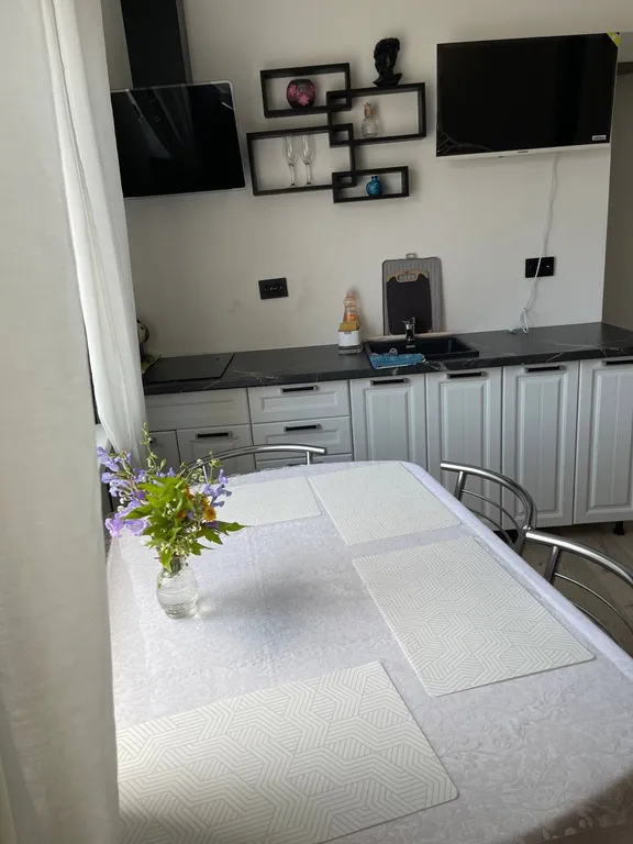 Семейные апартаменты в черно- белом стиле