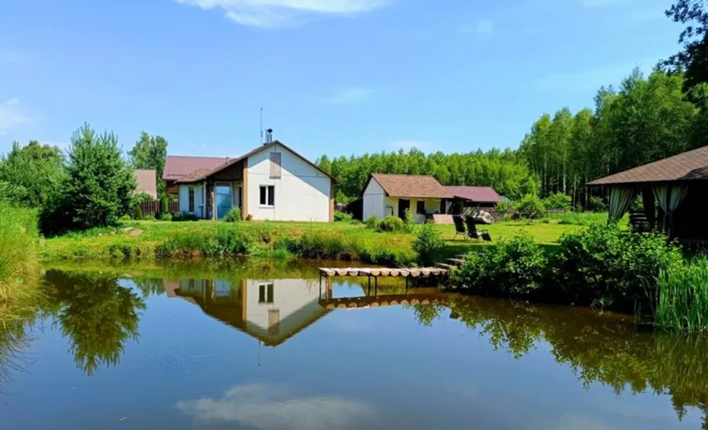 Хутор Избушка на опушке леса, возле реки