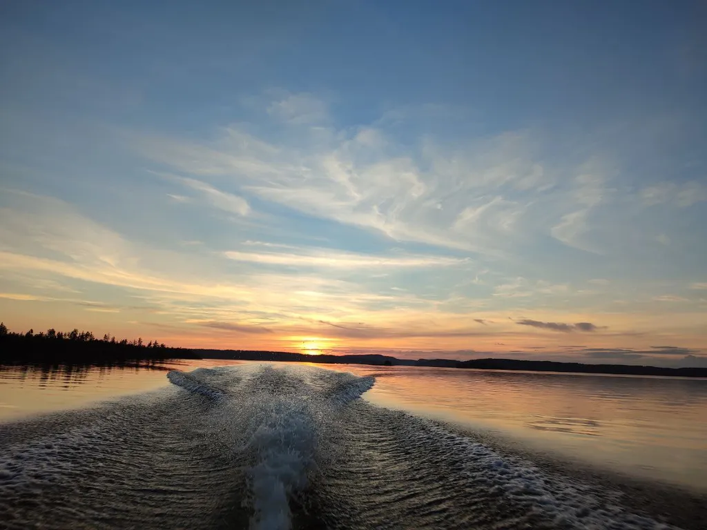 Уютный, комфортный для проживания на берегу озера, в зелени и тишине